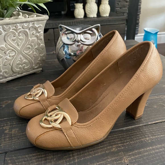 AEROSOLES Shoes - CUTE AEROSOLE PUMP WITH GOLD ACCENT